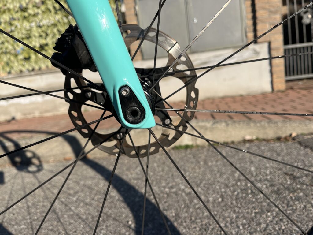 E-bike Bianchi Aria E-Road thru-axle